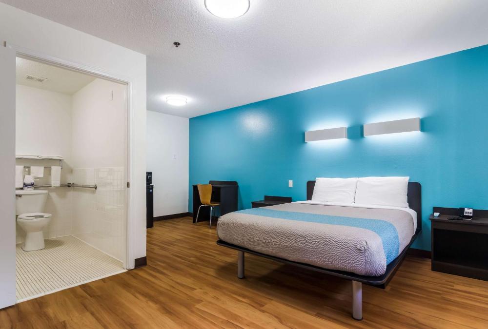 Deluxe King Room - Non-Smoking interior